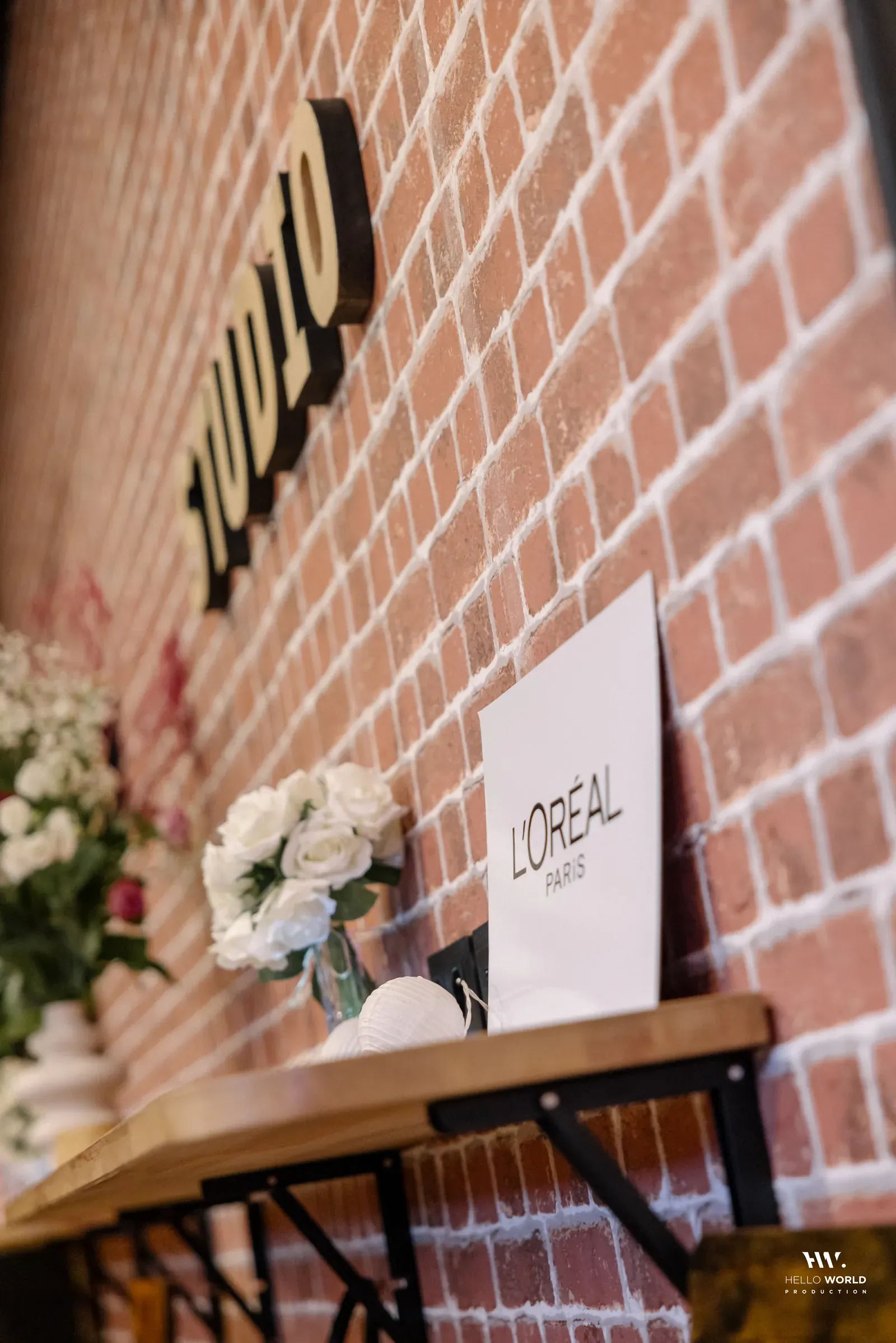 Carton L'Oréal Paris dans le studio